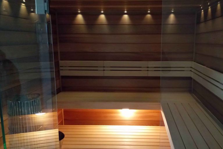 Fínska sauna CARETTA SPA s cédrovým obkladom a osvetlením Caritti