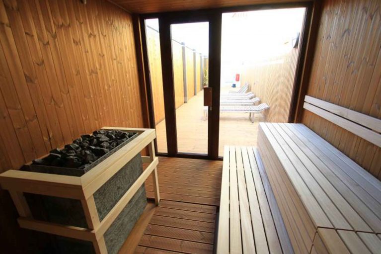 Vonkajšia sauna s odpočivárňou - prevedenie Thermowood / Abachi