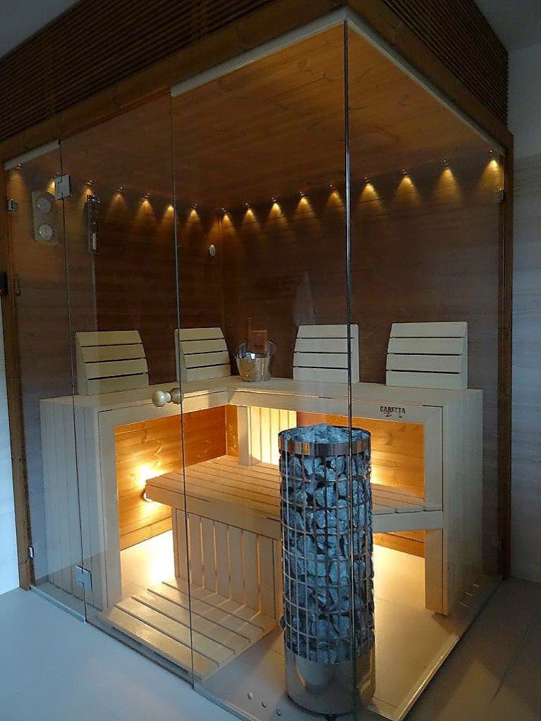 Rohová presklená fínska sauna s Thermowood obkladom a osvetlením Caritti